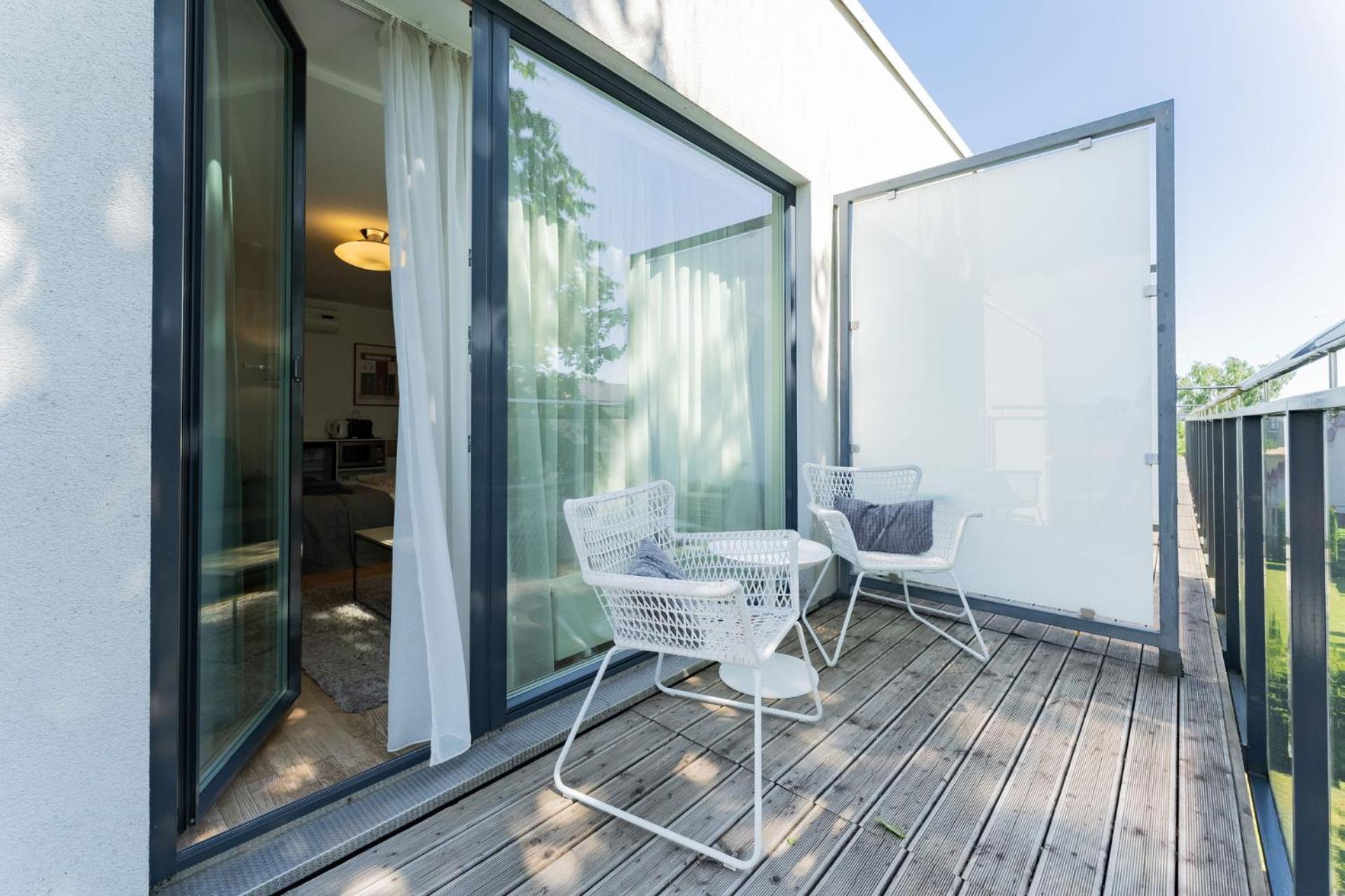 Lovely Aisa | Balcony Apartment *